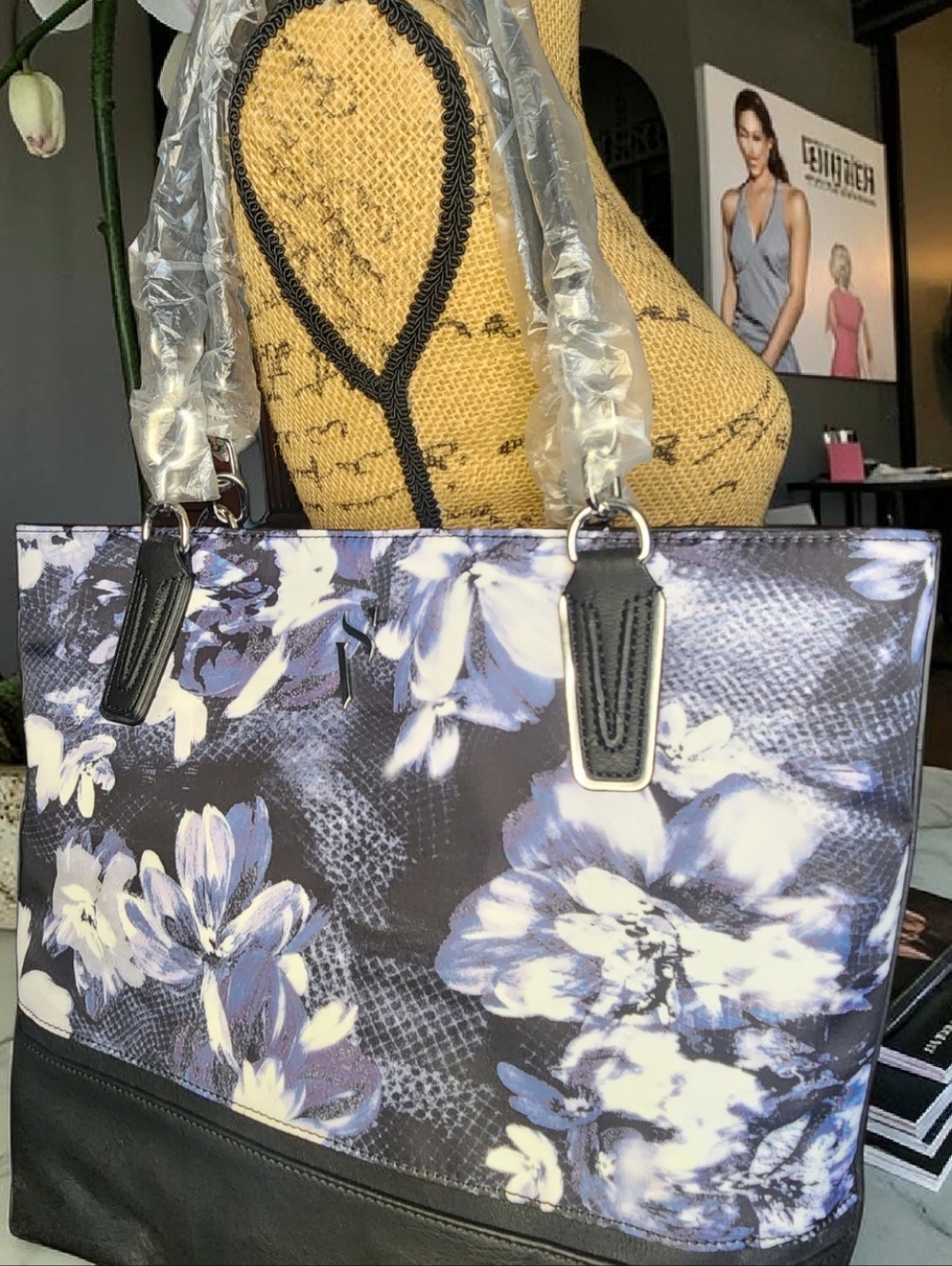 Simply Vera Floral Medium To Large Tote In Blue & Black NWT - Picture 9 of 11